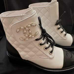 Beautiful combat boots! NIB size 6 💕